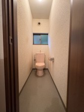 松阪市六呂木町、中古一戸建てのトイレ画像です