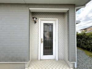 松阪市小黒田町、中古一戸建ての玄関画像です
