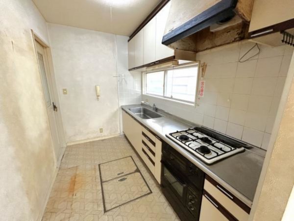 松阪市小黒田町、中古一戸建てのキッチン画像です