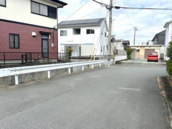 松阪市小黒田町、中古一戸建ての前面道路を含む現地写真画像です