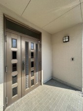松阪市垣鼻町、中古一戸建ての玄関画像です