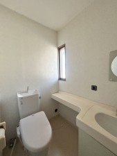 松阪市垣鼻町、中古一戸建てのトイレ画像です