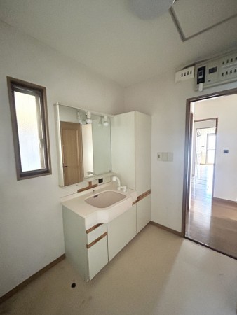 松阪市垣鼻町、中古一戸建ての洗面画像です