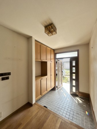 松阪市垣鼻町、中古一戸建ての玄関画像です