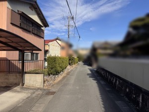松阪市中万町、中古一戸建ての前面道路を含む現地写真画像です