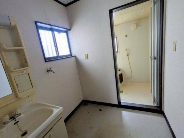 松阪市嬉野津屋城町、中古一戸建ての洗面画像です