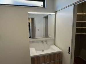 松阪市垣鼻町、新築一戸建ての洗面画像です