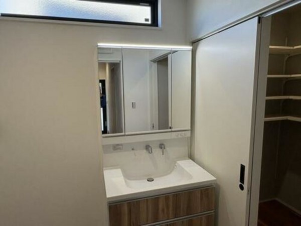 松阪市垣鼻町、新築一戸建ての洗面画像です