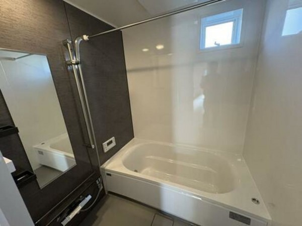 松阪市垣鼻町、新築一戸建ての風呂画像です