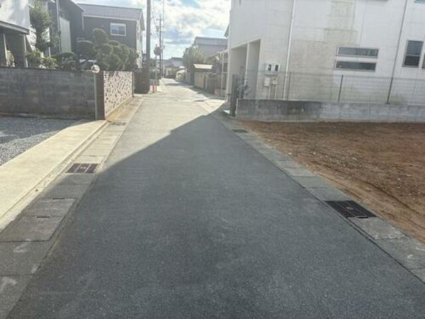 松阪市川井町、土地の前面道路を含む現地写真画像です