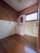 松阪市日丘町、中古一戸建ての洗面画像です
