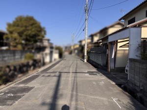 松阪市日丘町、中古一戸建ての前面道路を含む現地写真画像です
