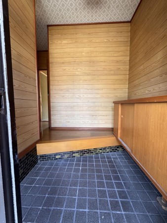 松阪市日丘町、中古一戸建ての玄関画像です