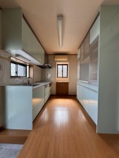 松阪市大黒田町、中古一戸建てのキッチン画像です