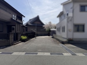 松阪市大黒田町、中古一戸建ての前面道路を含む現地写真画像です