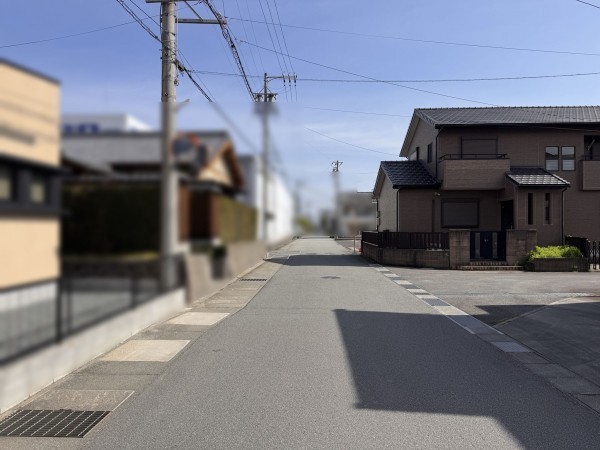 松阪市大黒田町、中古一戸建ての前面道路を含む現地写真画像です
