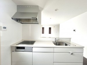 松阪市高町、中古一戸建てのキッチン画像です