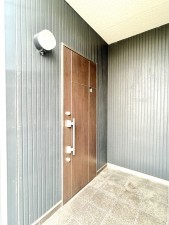 松阪市高町、中古一戸建ての玄関画像です