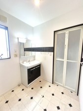 松阪市高町、中古一戸建ての洗面画像です