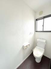 松阪市高町、中古一戸建てのトイレ画像です