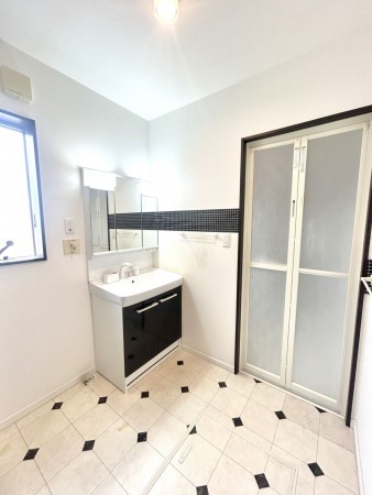 松阪市高町、中古一戸建ての洗面画像です