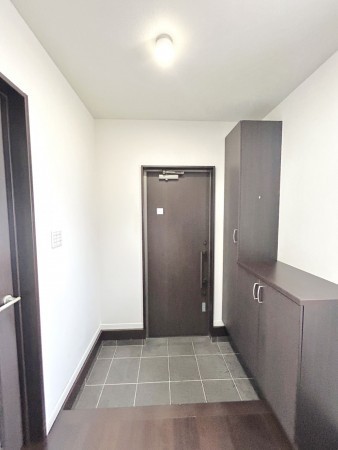 松阪市高町、中古一戸建ての玄関画像です