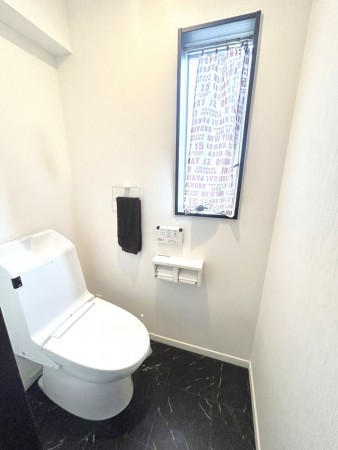 松阪市高町、中古一戸建てのトイレ画像です