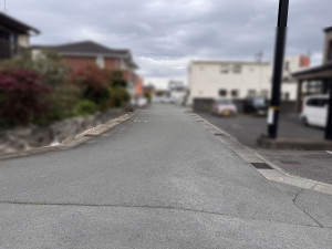 松阪市大黒田町、中古一戸建ての前面道路を含む現地写真画像です