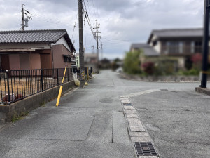 松阪市大黒田町、中古一戸建ての前面道路を含む現地写真画像です