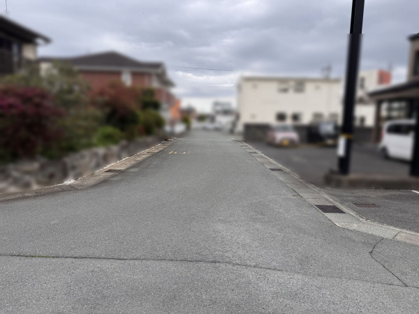 松阪市大黒田町、中古一戸建ての前面道路を含む現地写真画像です