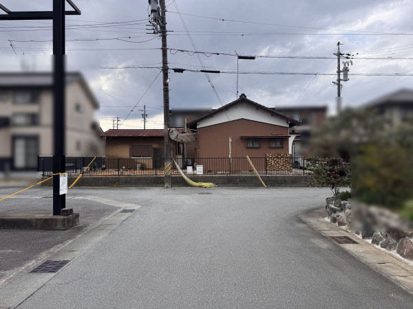 松阪市大黒田町、中古一戸建ての前面道路を含む現地写真画像です