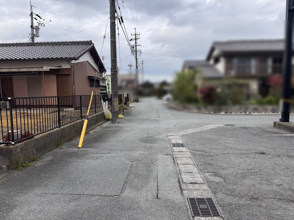 松阪市大黒田町、中古一戸建ての前面道路を含む現地写真画像です