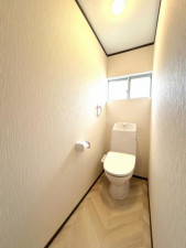 松阪市駅部田町、中古一戸建てのトイレ画像です