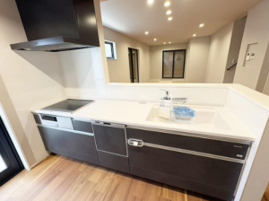 松阪市垣鼻町、新築一戸建てのキッチン画像です