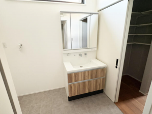 松阪市垣鼻町、新築一戸建ての洗面画像です