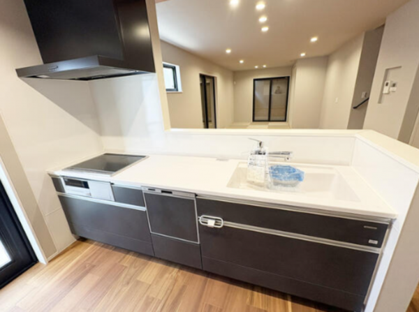 松阪市垣鼻町、新築一戸建てのキッチン画像です