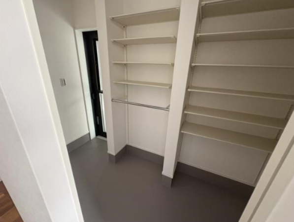 松阪市垣鼻町、新築一戸建ての玄関画像です