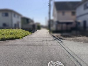 松阪市五主町、土地の前面道路を含む現地写真画像です