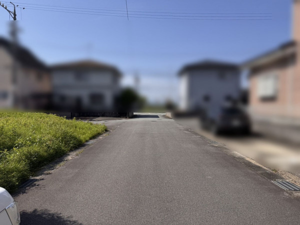 松阪市五主町、土地の前面道路を含む現地写真画像です