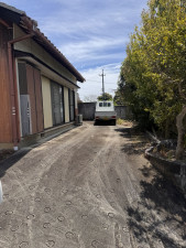 松阪市日丘町、中古一戸建ての駐車場画像です