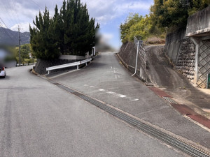 松阪市日丘町、中古一戸建ての前面道路を含む現地写真画像です
