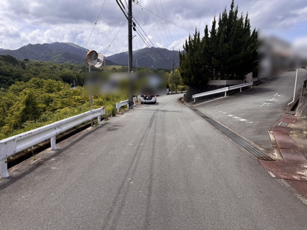 松阪市日丘町、中古一戸建ての前面道路を含む現地写真画像です