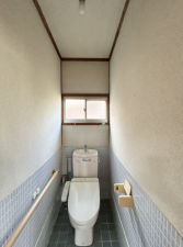 松阪市船江町、中古一戸建てのトイレ画像です