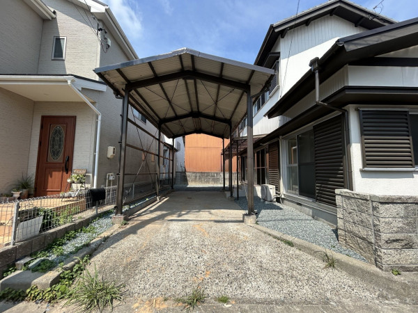 松阪市船江町、中古一戸建ての駐車場画像です