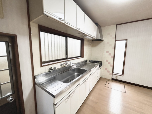 松阪市石津町、中古一戸建てのキッチン画像です