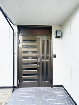 松阪市石津町、中古一戸建ての玄関画像です