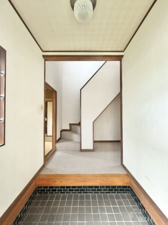 松阪市宝塚町、中古一戸建ての玄関画像です
