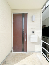 松阪市川井町、中古一戸建ての玄関画像です
