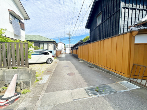 松阪市川井町、中古一戸建ての前面道路を含む現地写真画像です