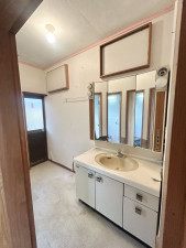 松阪市日丘町、中古一戸建ての洗面画像です
